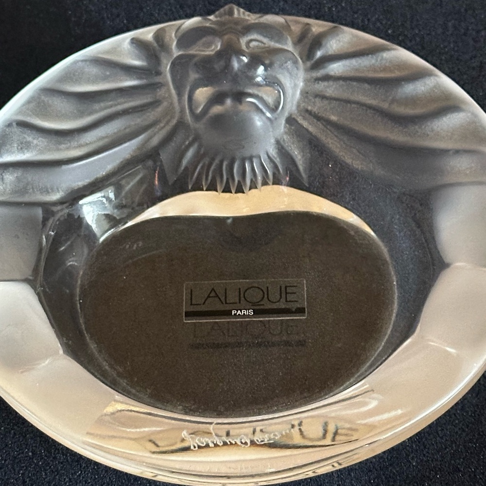 NWOB LALIQUE 1970’s Frosted Lion Head Crystal Ashtray Signed “Lalique France”. - Picture 5 of 13